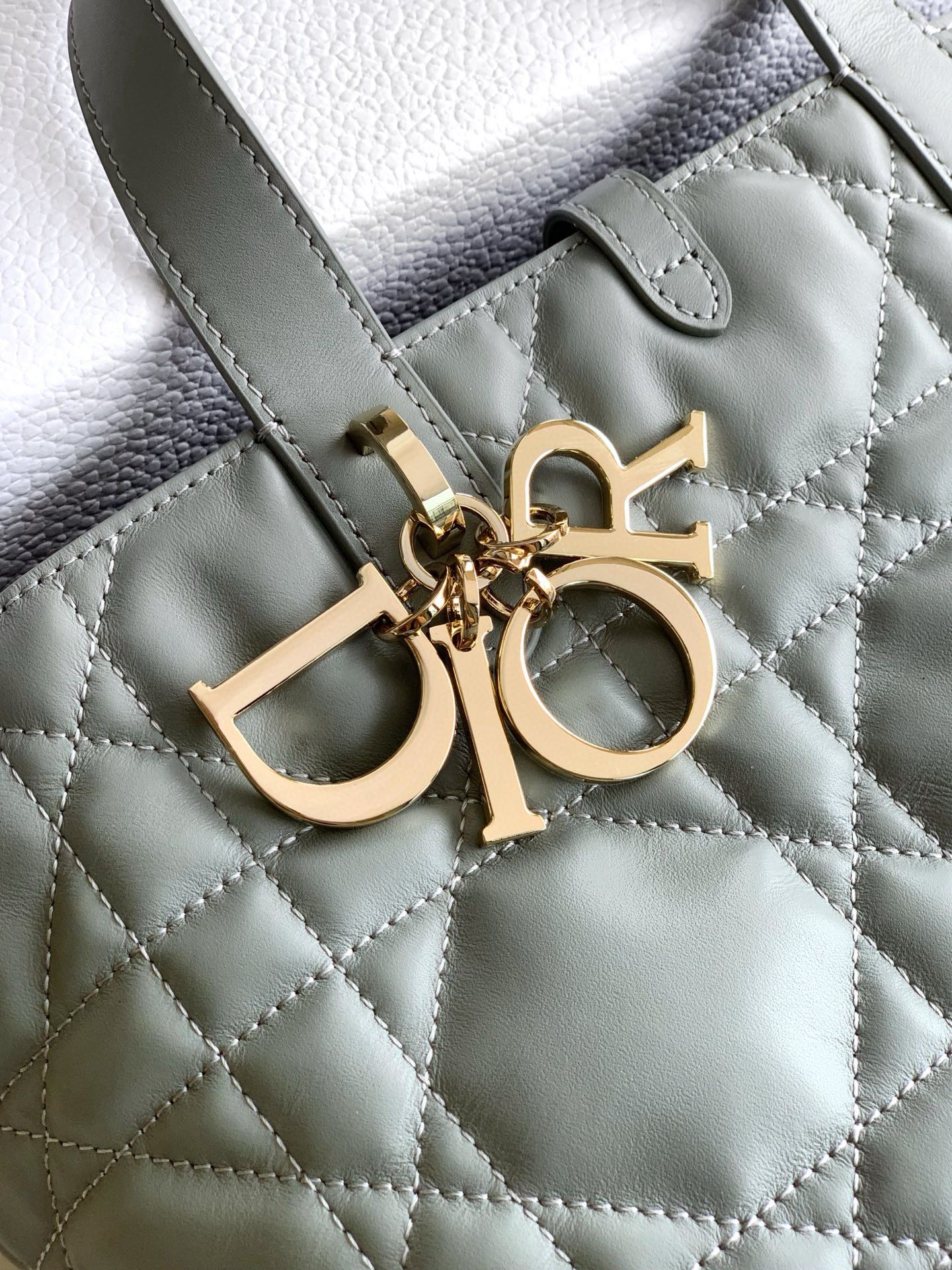 Medium Dior Toujours Vertical Tote Bag Macrocannage Calfskin M2836OSNW Gray