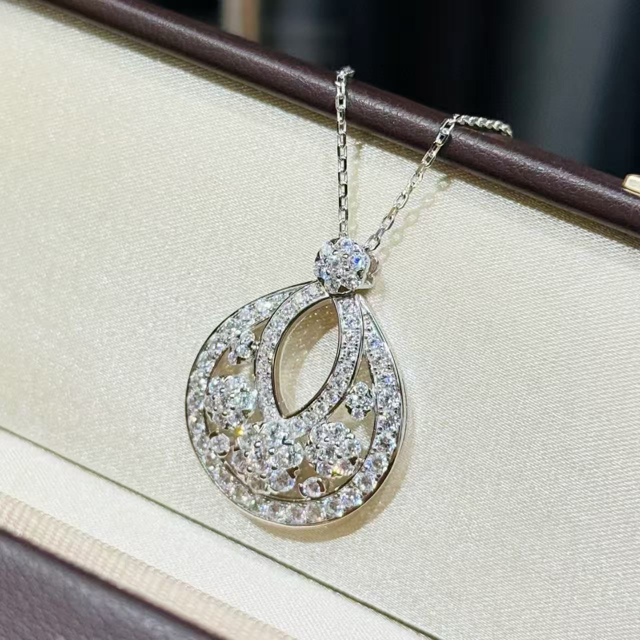 Van Cleef & Arpels necklace VCA80109