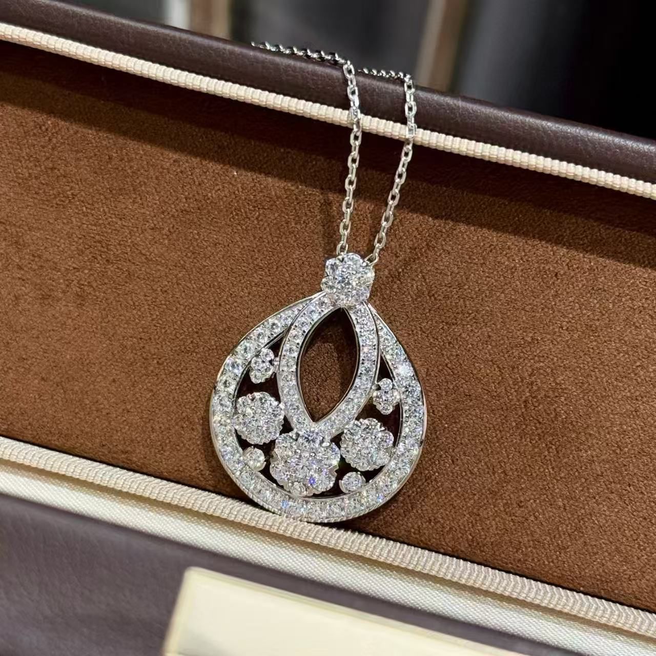 Van Cleef & Arpels necklace VCA80109