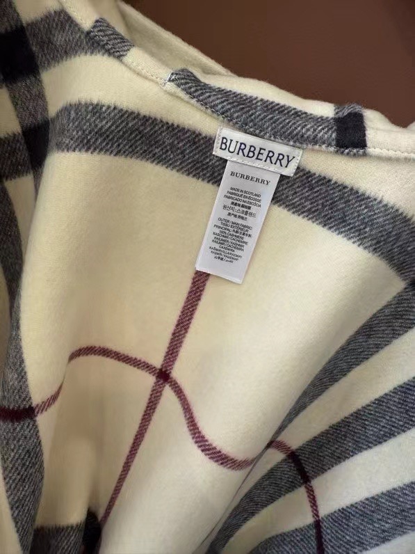 Burberry Cape Double-sided cashmere GG35929