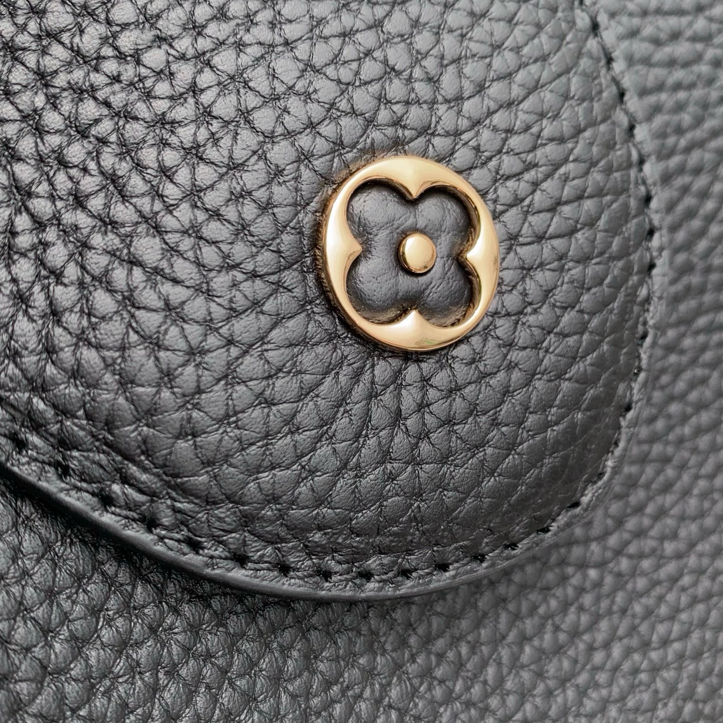 Louis Vuitton Capucines East-West Mini M28198 black