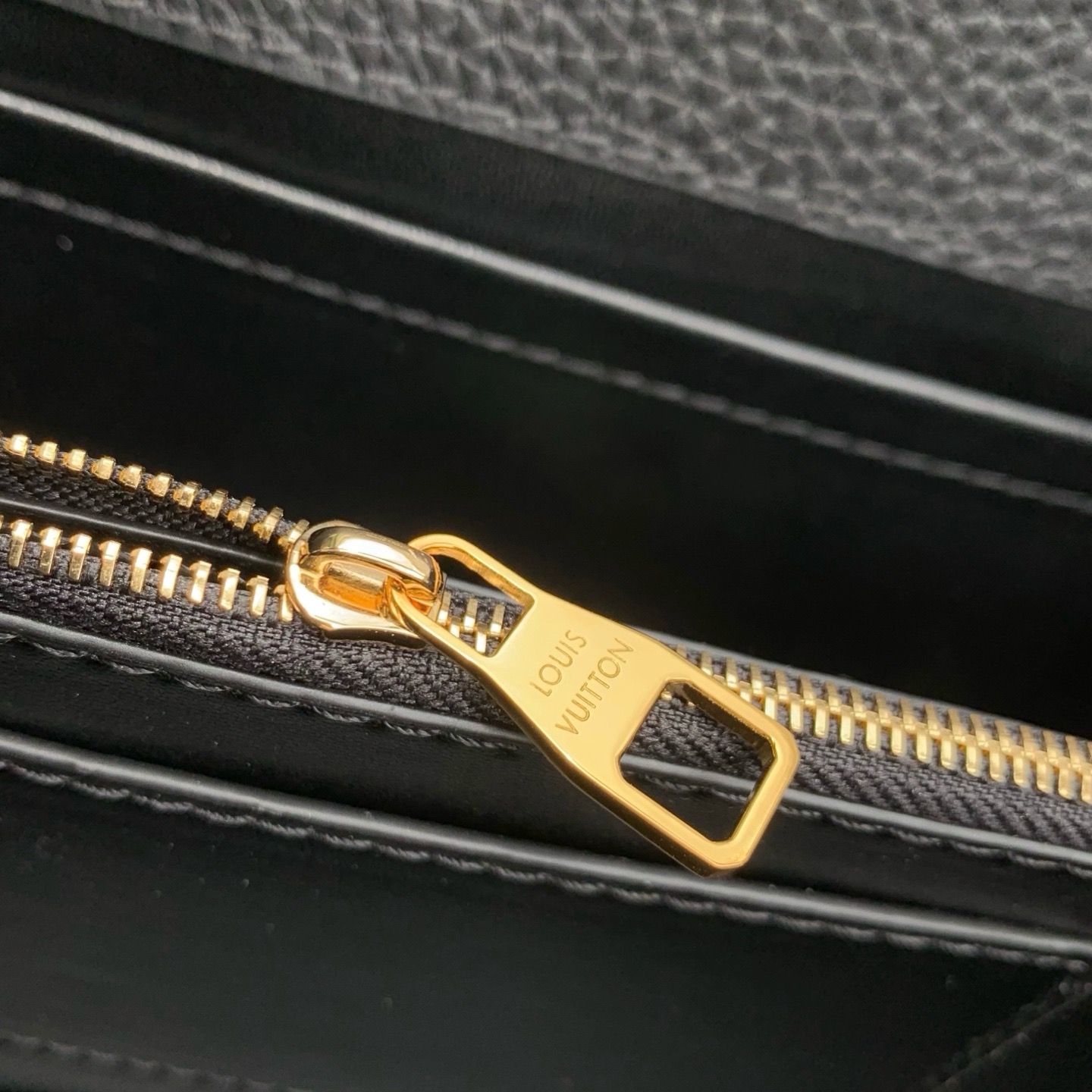 Louis Vuitton Capucines East-West Mini M28198 black