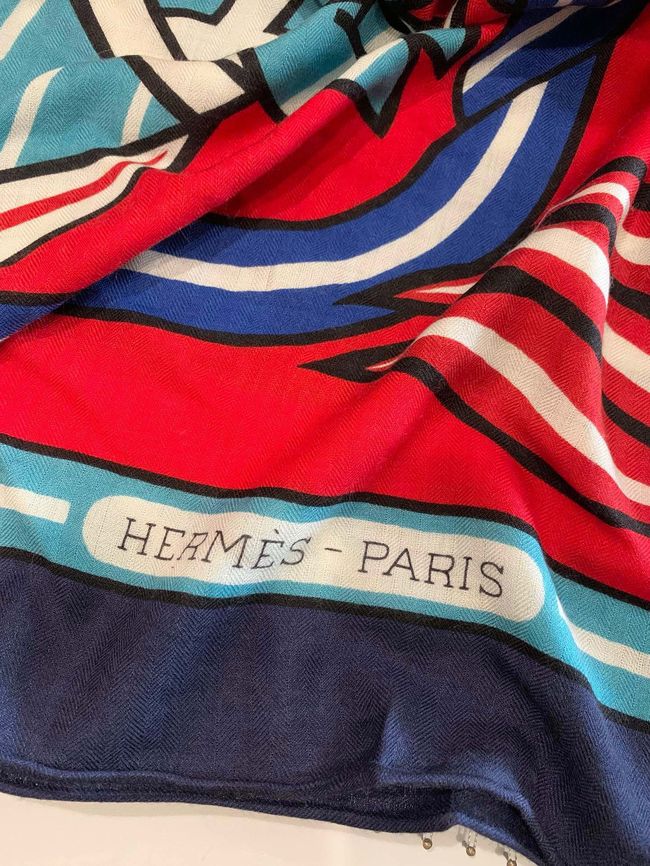 Hermes cashmere Triangular bandage H36117-2 Hermes cashmere Triangular bandage H36117-2