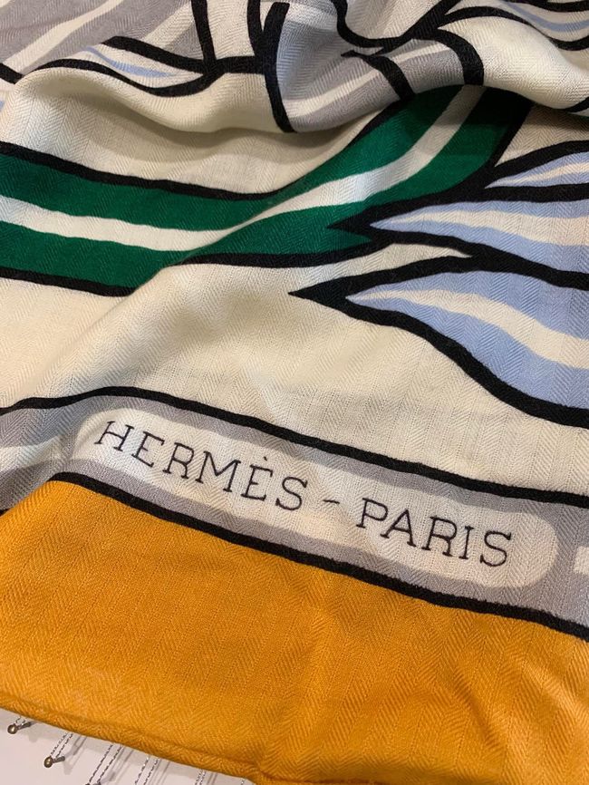 Hermes cashmere Triangular bandage H36117-3