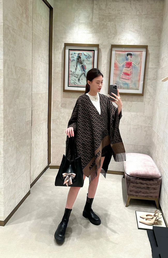 Fendi Shawl Wool Silk and Cotton 06389-1 Fendi Shawl Wool Silk and Cotton 06389-1