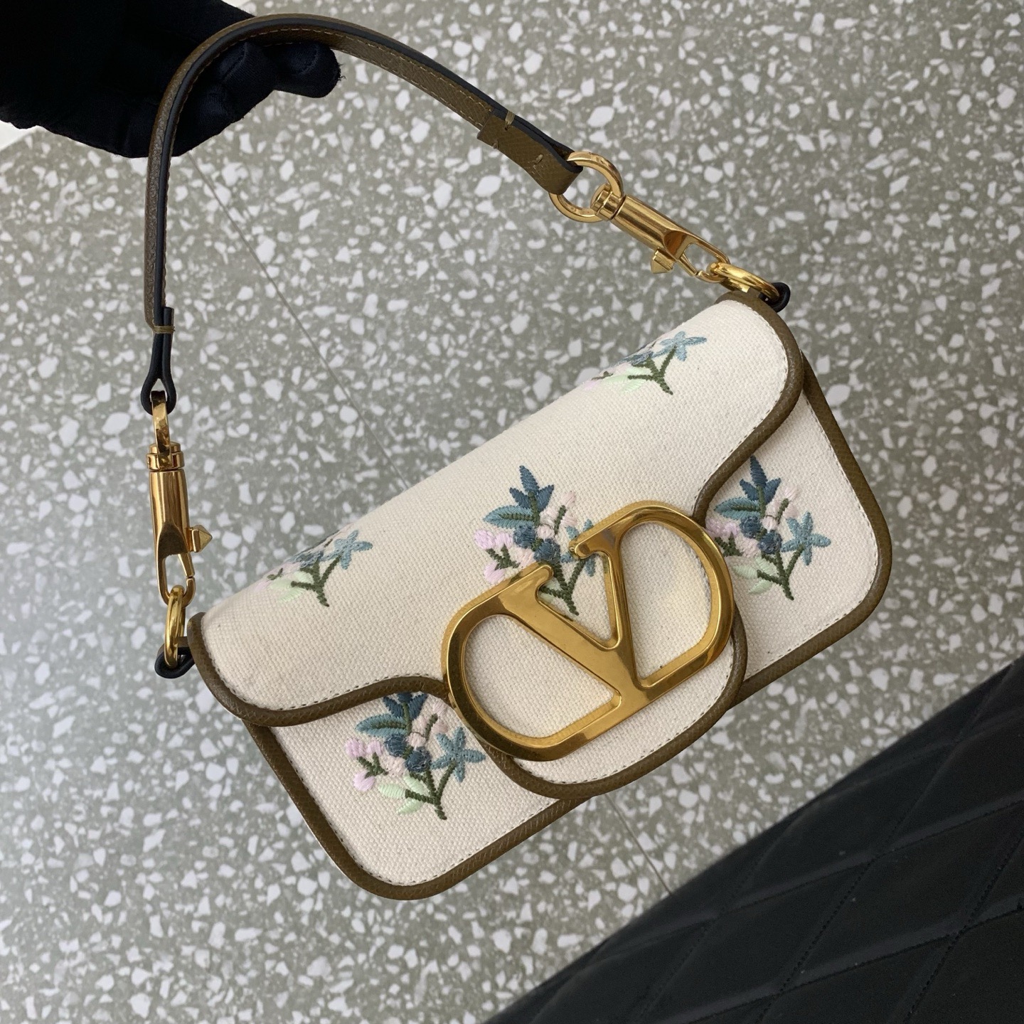 VALENTINO VLOGO SIGNATURE Floral Embroidered Mini Shoulder Bag PYE4L3 VALENTINO VLOGO SIGNATURE Floral Embroidered Mini Shoulder Bag PYE4L3