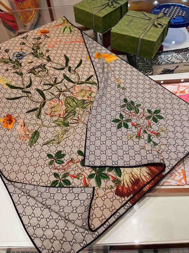 Gucci Printed silk twill carre 777066-1