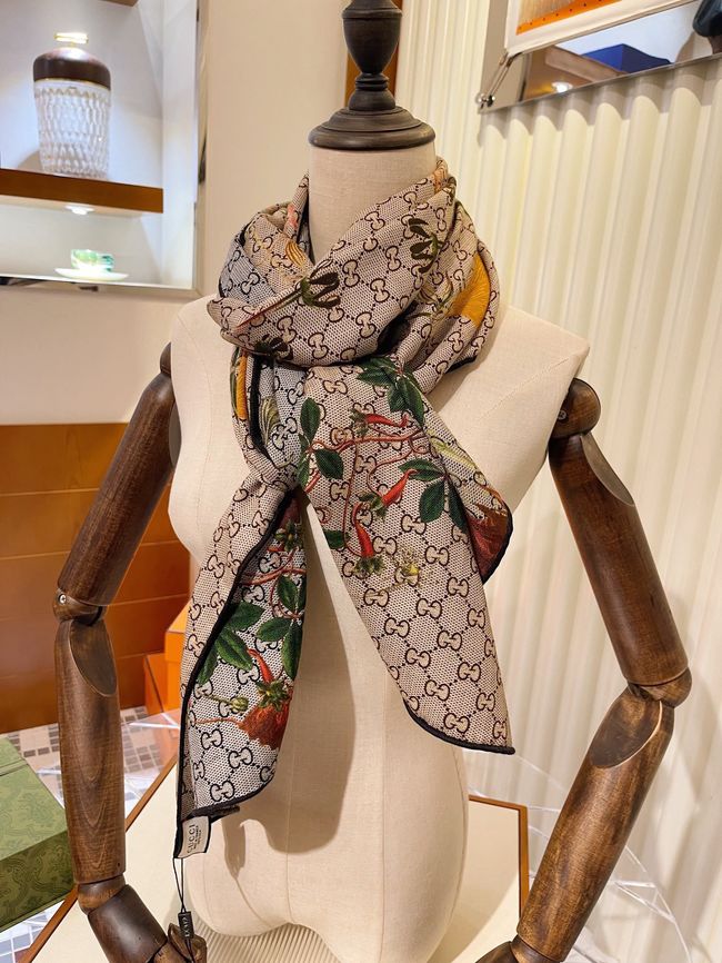 Gucci Printed silk twill carre 777066-1