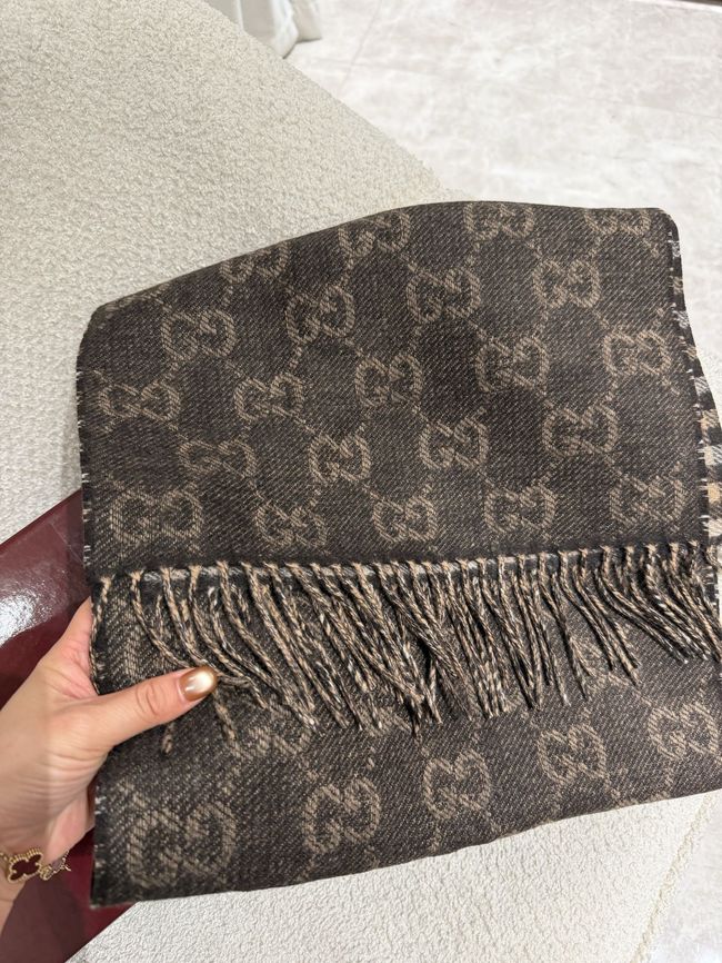 Gucci Reversible Cashmere scarf A010HK-2 Gucci Reversible Cashmere scarf A010HK-2